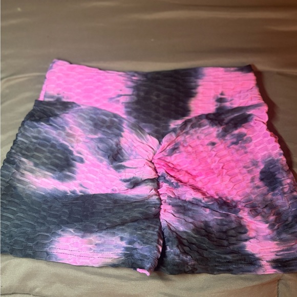 Biker shorts scrunched material. - Picture 2 of 6